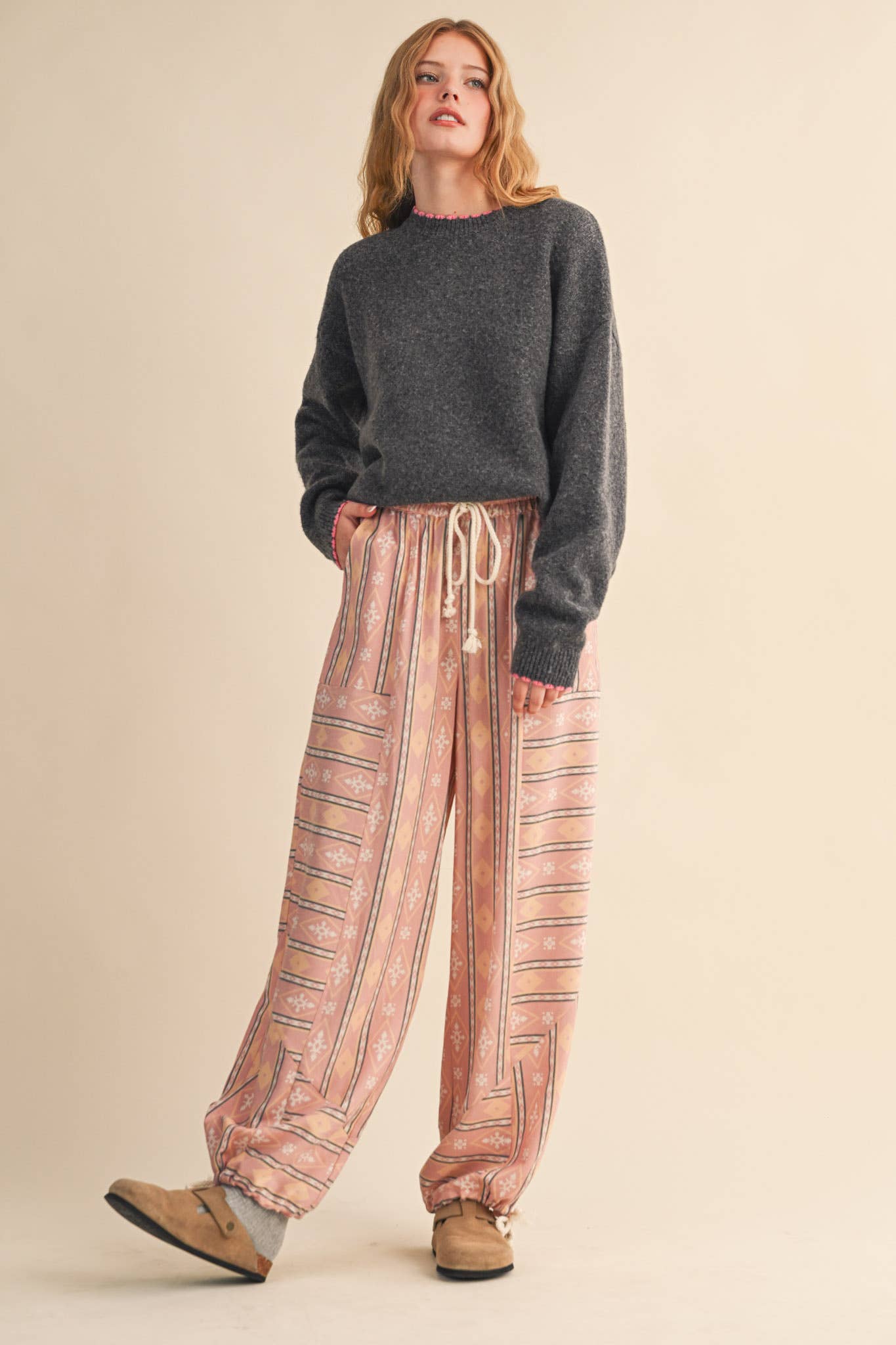 CONTRAST KNIT SCALLOPED EDGE SWEATER