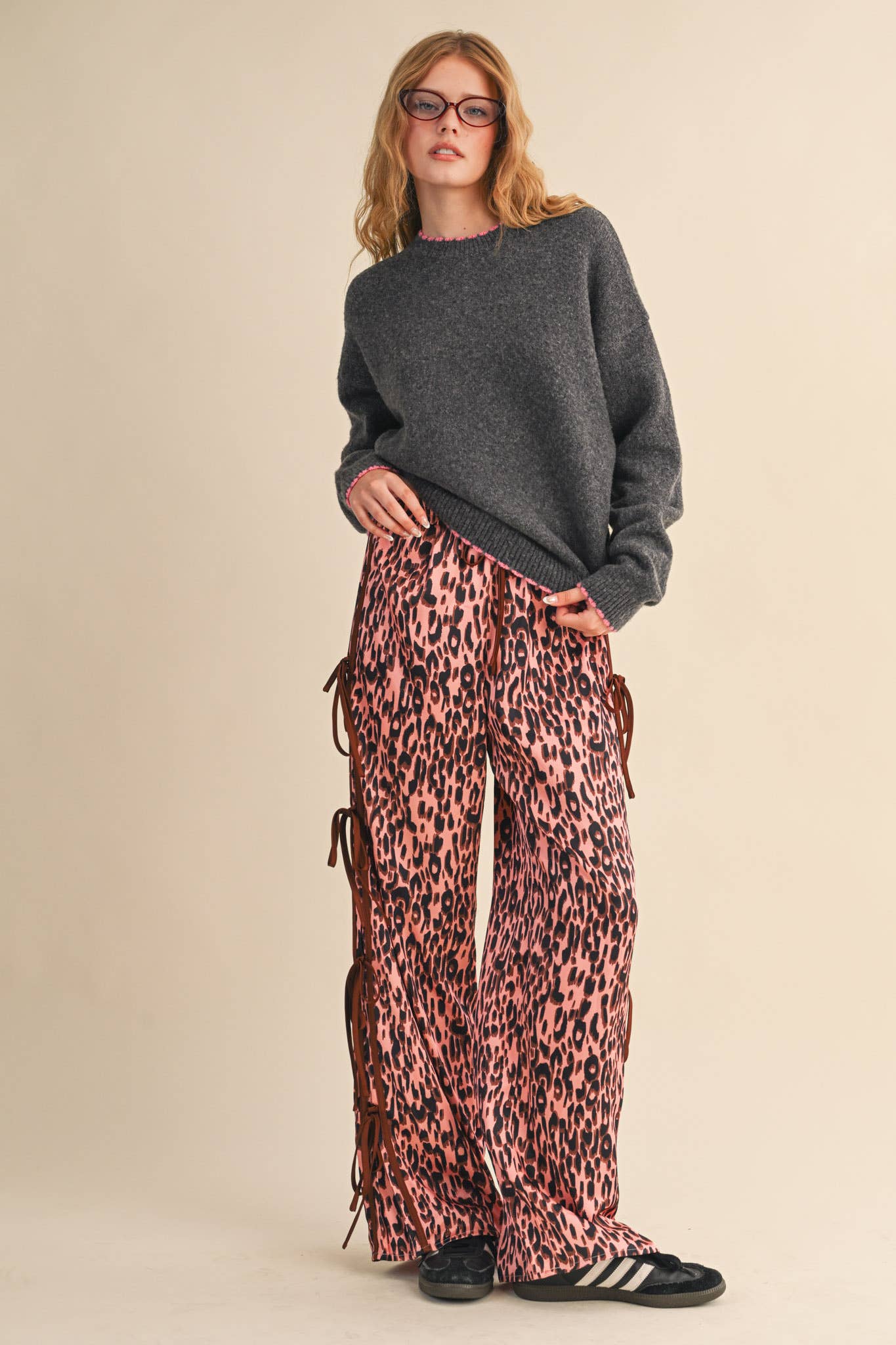CONTRAST KNIT SCALLOPED EDGE SWEATER
