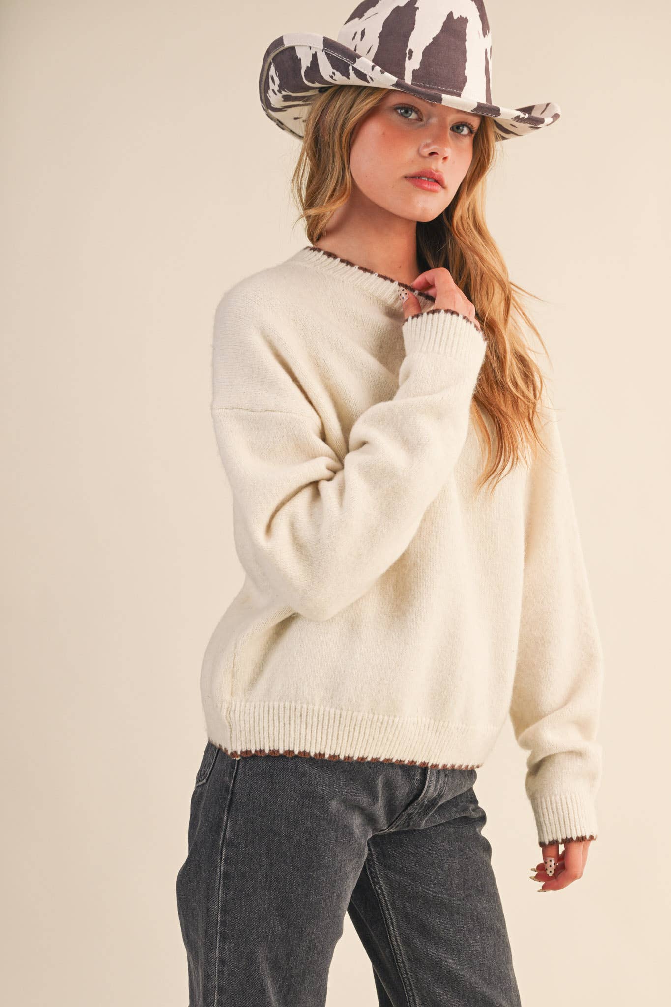 CONTRAST KNIT SCALLOPED EDGE SWEATER