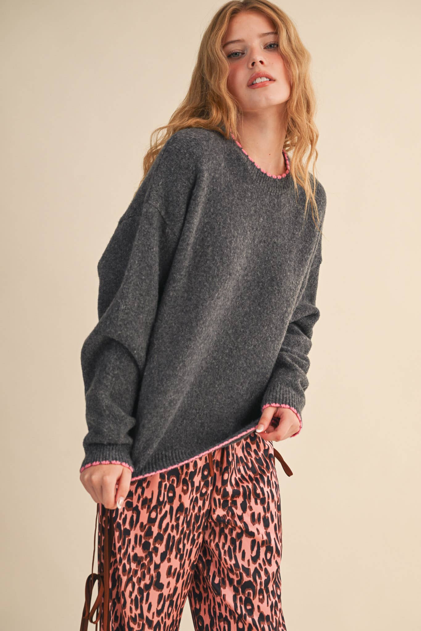 CONTRAST KNIT SCALLOPED EDGE SWEATER