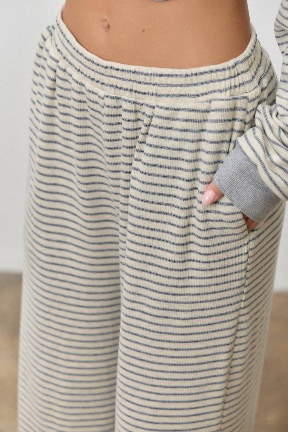 STRIPED ELASTIC WAIST PANTS