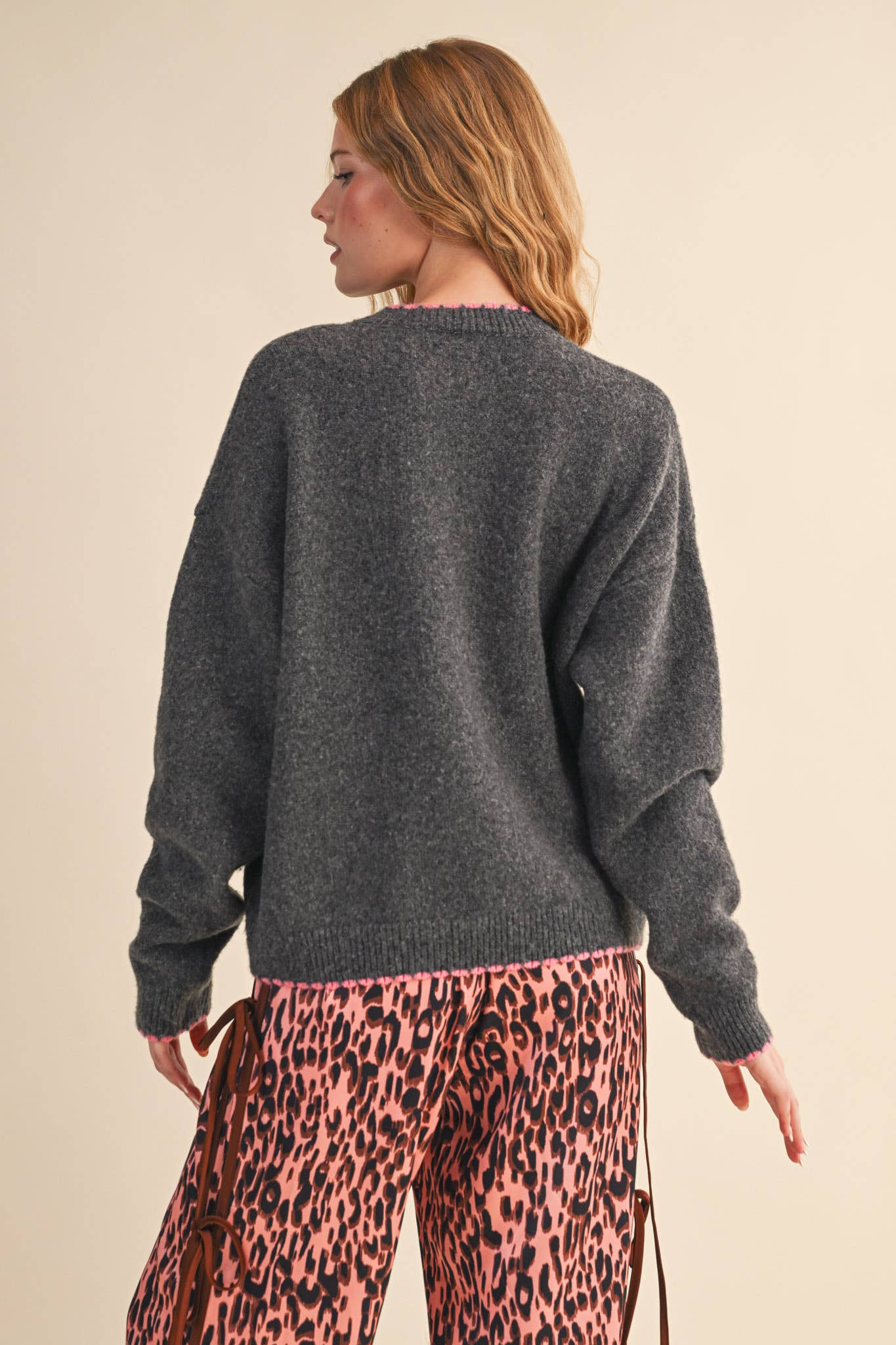 CONTRAST KNIT SCALLOPED EDGE SWEATER