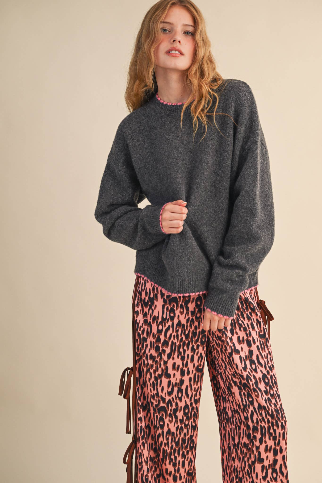 CONTRAST KNIT SCALLOPED EDGE SWEATER