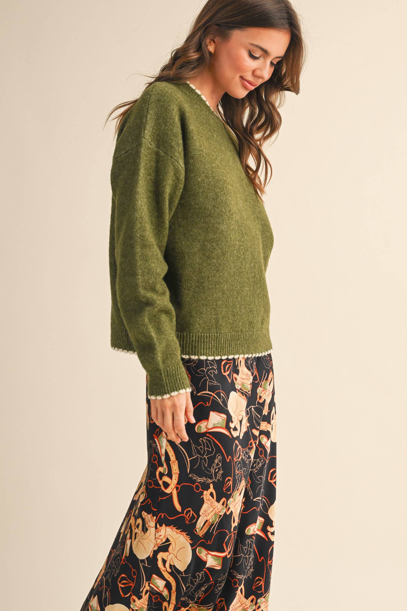 CONTRAST KNIT SCALLOPED EDGE SWEATER