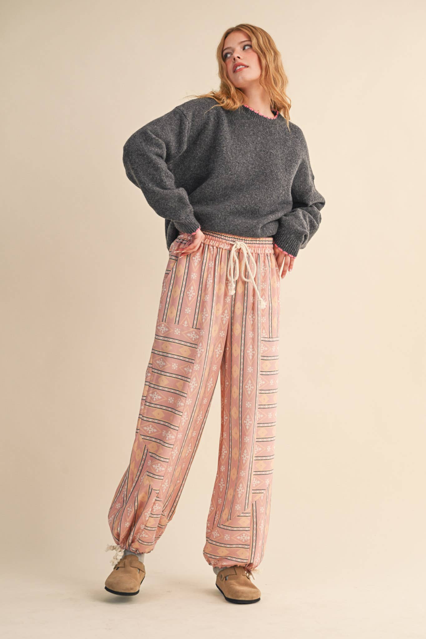 CONTRAST KNIT SCALLOPED EDGE SWEATER