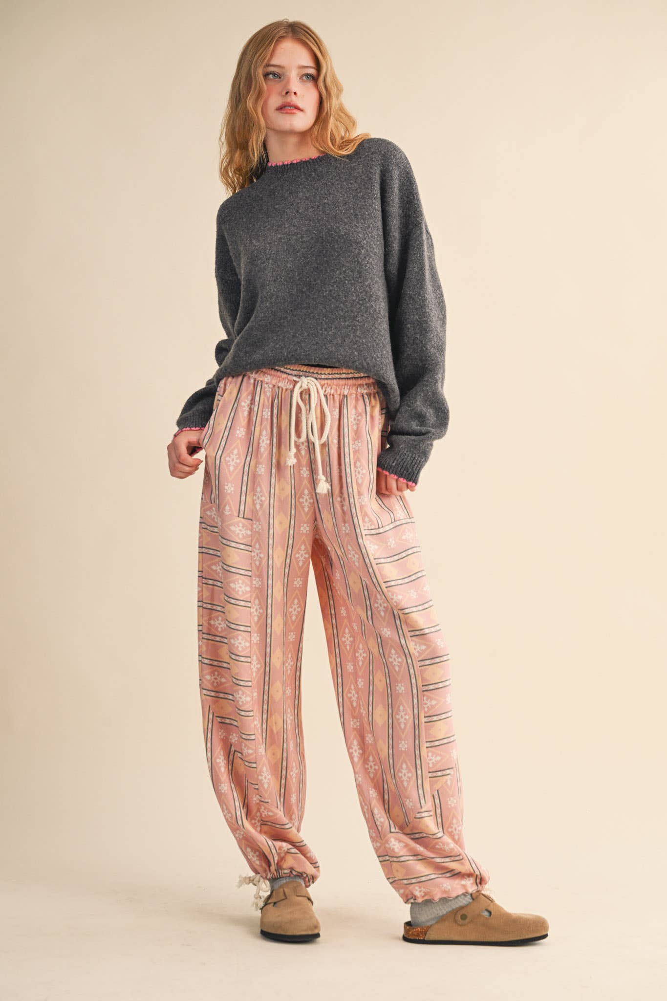 CONTRAST KNIT SCALLOPED EDGE SWEATER