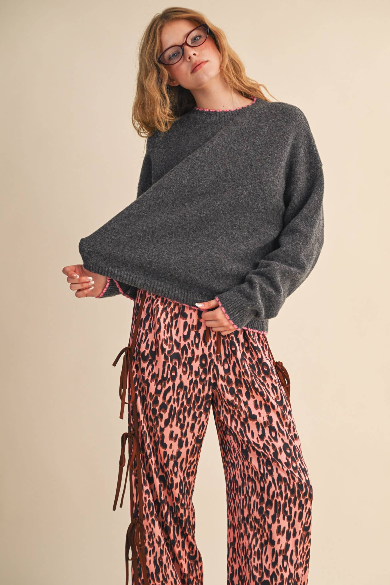 CONTRAST KNIT SCALLOPED EDGE SWEATER