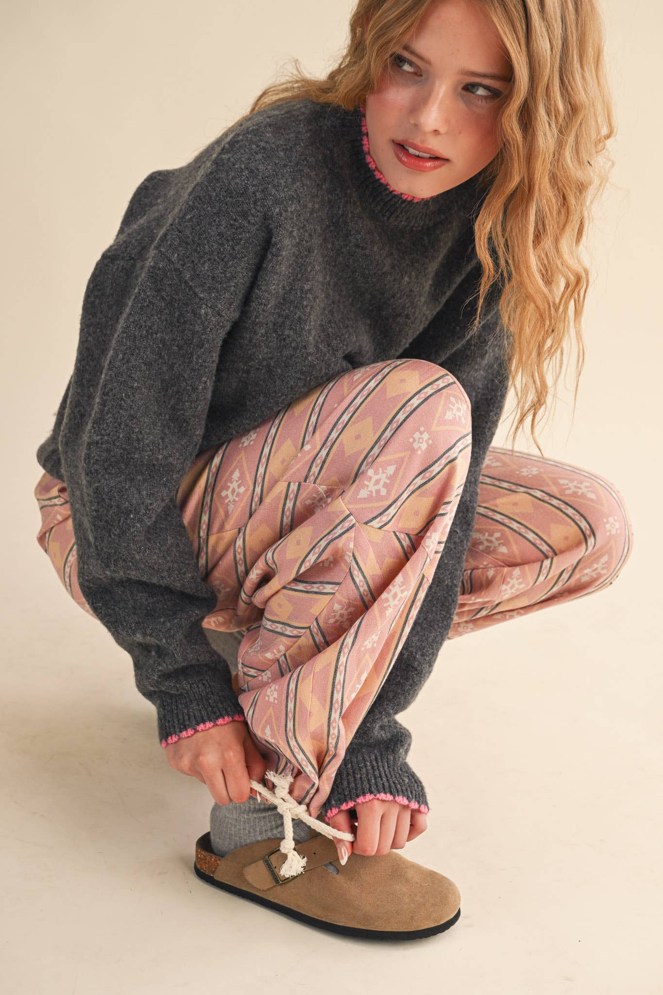 CONTRAST KNIT SCALLOPED EDGE SWEATER